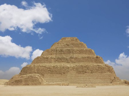 Foto de Paisajes del Paso Pirámide de Djoser y su interior en un día soleado - Imagen libre de derechos