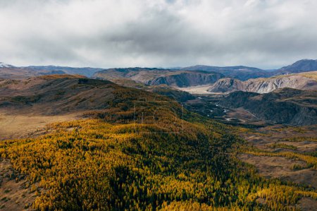 Téléchargez les photos : Coucher de soleil d'automne sur la chaîne de montagnes de Chuya Nord dans l'Altaï - en image libre de droit