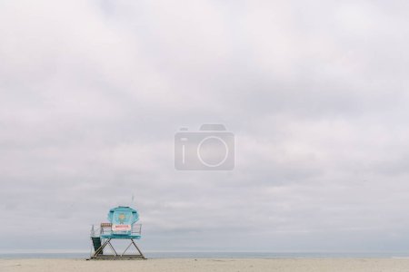 Téléchargez les photos : Fine art beach scene with lifeguard Tower and cloudy skies - en image libre de droit