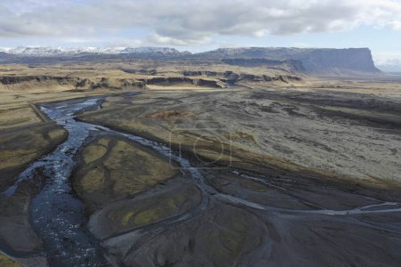 Téléchargez les photos : Montagnes sur la rivière et la glace de vue aérienne - en image libre de droit