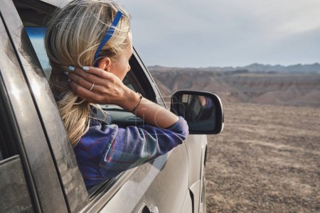 Foto de Mujer mira por la ventana del coche y admira el Gran Cañón - Imagen libre de derechos