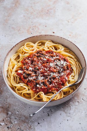 Téléchargez les photos : Vue grand angle des spaghettis à la sauce bolognaise sur fond de pierre. - en image libre de droit