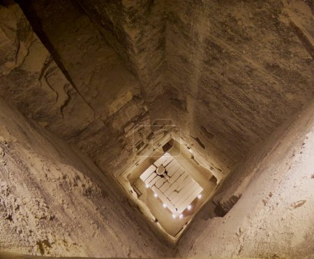 Téléchargez les photos : Paysages de l'étape Pyramide de Djoser et son intérieur par une journée ensoleillée - en image libre de droit