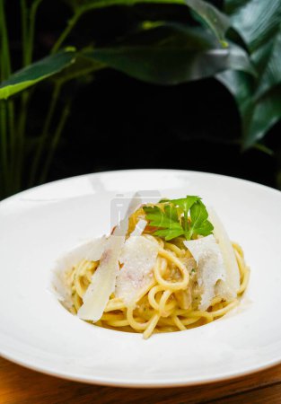 Téléchargez les photos : Spaghettis à la sauce au parmesan à l'italienne dans un restaurant - en image libre de droit