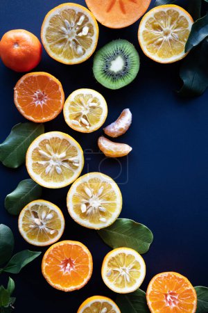 Foto de Naranjas, mandarinas y otras frutas sobre fondo azul - Imagen libre de derechos
