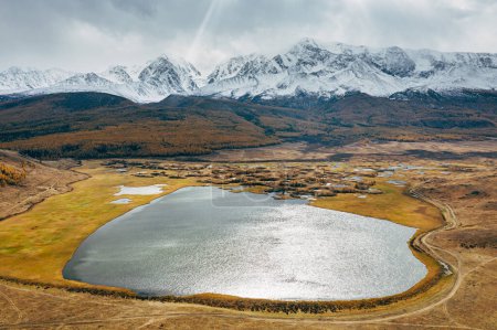 Téléchargez les photos : Lac en automne sur fond de montagnes enneigées dans l'Altaï - en image libre de droit