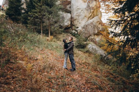 Foto de Hombre y una mujer abrazan en el fondo de las montañas - Imagen libre de derechos