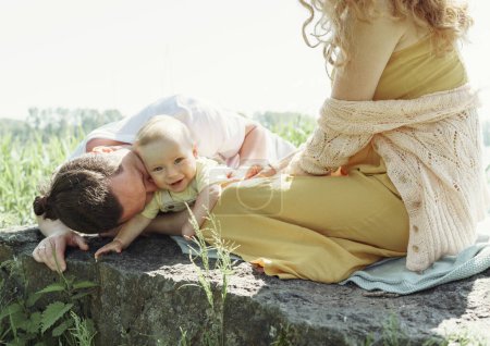 Téléchargez les photos : Père embrasser son fils dans le parc - en image libre de droit