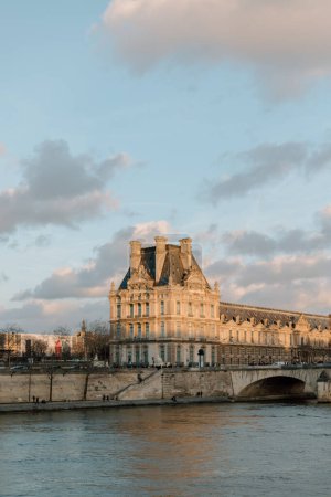Téléchargez les photos : Couleurs dorées au coucher du soleil le long de la Seine - en image libre de droit