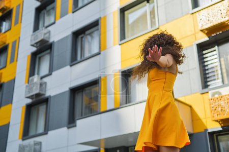 Foto de Retrato de una chica en un vestido amarillo divirtiéndose al aire libre - Imagen libre de derechos