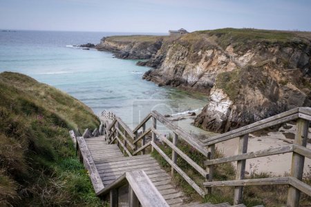 Téléchargez les photos : Escaliers en bois pour descendre à la plage de Ferrol, Galice, Espagne - en image libre de droit