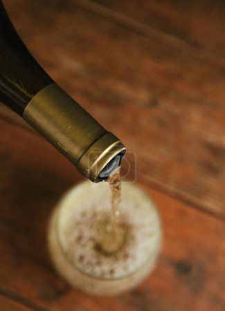 Téléchargez les photos : Shallow Depth of Field Pouring Champagne into a Glass - en image libre de droit
