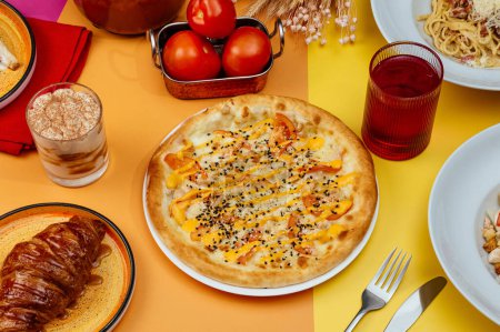 Foto de Italian pasta, pizza and caesar salad on bright backgrounds. mockup for text insertion - Imagen libre de derechos
