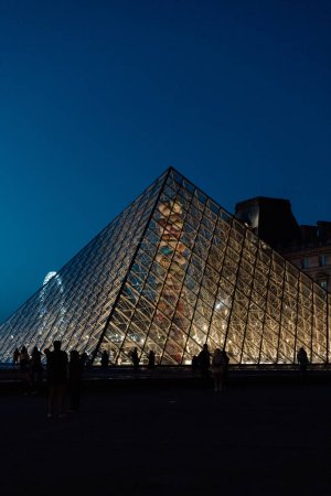 Foto de El Louvre se agolpa por la noche - Imagen libre de derechos
