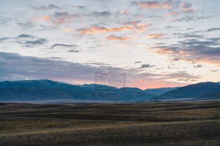 Téléchargez les photos : Montagnes de la crête Chuisky Nord au coucher du soleil dans l'Altaï - en image libre de droit