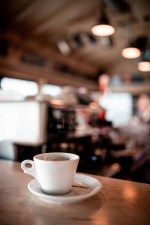 Biały kubek do kawy espresso w kawiarni