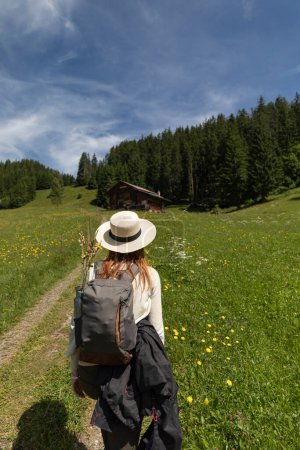 Téléchargez les photos : Femme marchant sur un chemin dans les montagnes, Suisse - en image libre de droit