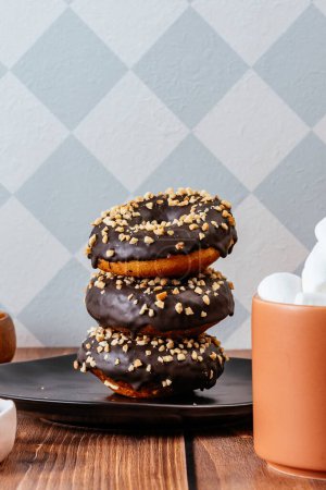 Téléchargez les photos : Donuts in chocolate glaze and nut sprinkles - en image libre de droit