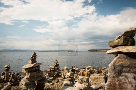 Téléchargez les photos : Towering cairns at the Burlington, Vermont Lake Champlain shoreline near Waterfront Park on Tuesday, October 9, 2018. - en image libre de droit