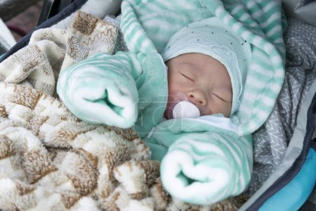 Foto de Bebé recién nacido duerme en un cochecito - Imagen libre de derechos