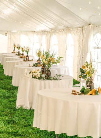 Foto de Tienda de boda blanca con mesas decoradas - Imagen libre de derechos