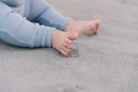 Téléchargez les photos : Pieds nus bébé pieds sur le sable - en image libre de droit
