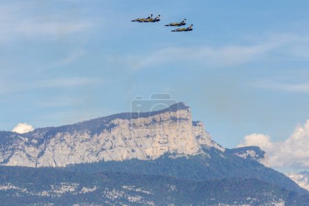 Téléchargez les photos : Formation de l'équipe de jet Breitling à Aerolac - en image libre de droit