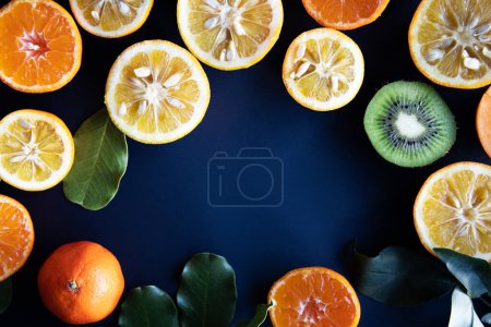 Téléchargez les photos : Oranges, mandarines et autres fruits sur fond bleu - en image libre de droit