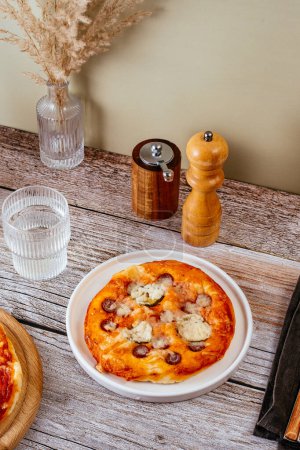 Foto de Pizza casera con salchichas, queso y verduras - Imagen libre de derechos