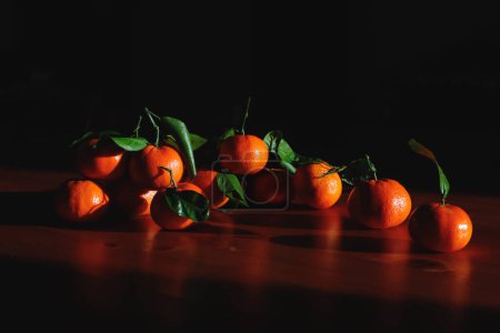 Téléchargez les photos : Tangerines sur fond sombre - vitamines, soleil - en image libre de droit