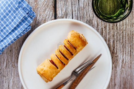 Téléchargez les photos : Saucisse maison en pâte dans une assiette - en image libre de droit