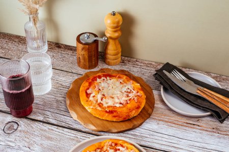 Foto de Pizza casera con jamón y queso. - Imagen libre de derechos