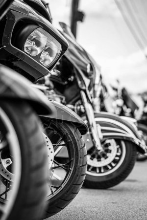 Foto de Línea de motocicletas en blanco y negro - Imagen libre de derechos