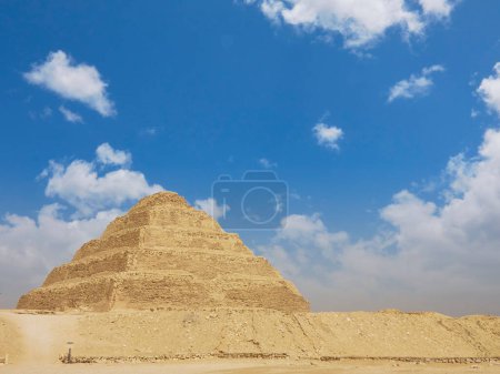 Foto de Paisajes del Paso Pirámide de Djoser y su interior en un día soleado - Imagen libre de derechos