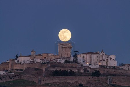 Téléchargez les photos : Lune au Château au Portugal - en image libre de droit