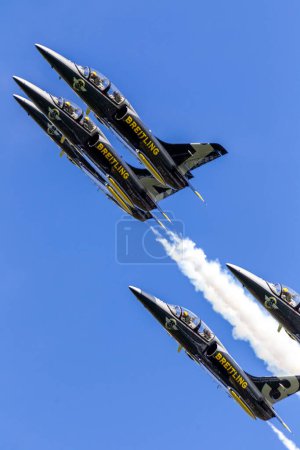 Téléchargez les photos : Formation de l'équipe de jet Breitling en gros plan avec piste de fumée - en image libre de droit