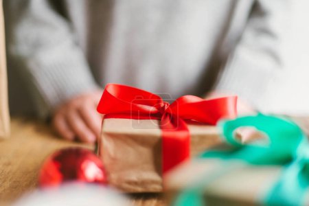 Téléchargez les photos : Femme emballage cadeau de Noël - en image libre de droit