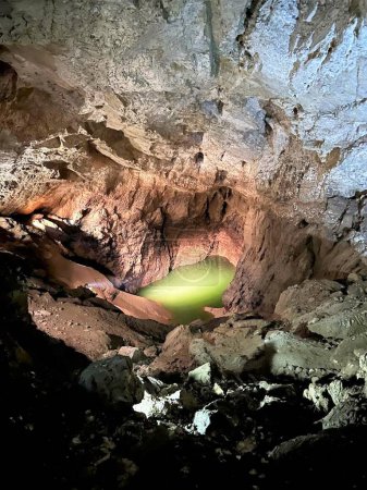Téléchargez les photos : Voronia cave in Abkhazia, Georgia country - en image libre de droit
