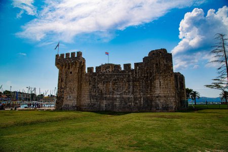 Téléchargez les photos : Vue générale de la forteresse et de la petite jetée en arrière-plan - en image libre de droit
