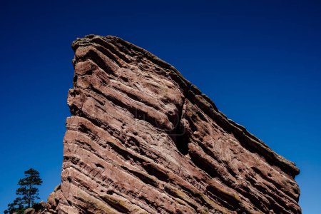Foto de Formación de roca en ángulo grande contra el cielo azul profundo claro en Colorado - Imagen libre de derechos
