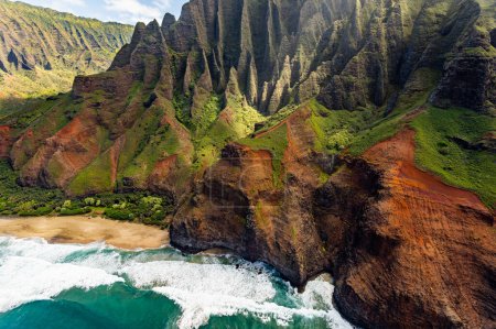 Téléchargez les photos : Paysage de plage avec océan et falaises - en image libre de droit