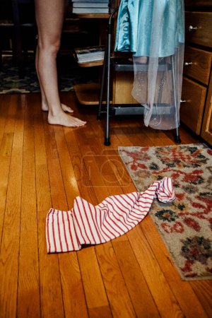 Téléchargez les photos : Serviette de cuisine sur le sol à côté de maman et fille en robe princesse - en image libre de droit