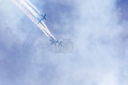Téléchargez les photos : Formation d'une équipe de jet Breitling à Aerolac avec piste de fumée - en image libre de droit