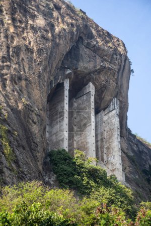 Téléchargez les photos : Piliers de soutien en béton sur la montagne rocheuse Cantagalo à Rio de Janeiro, Brésil - en image libre de droit