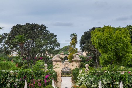 Téléchargez les photos : Gardens and Arch in the park - en image libre de droit