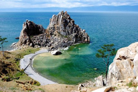 Téléchargez les photos : Rocher chaman, île olkhon, lac baïkal - en image libre de droit