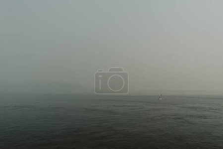 Téléchargez les photos : Deux petits bateaux de pêche sur un feu de forêt rempli de fumée Puget Sound - en image libre de droit