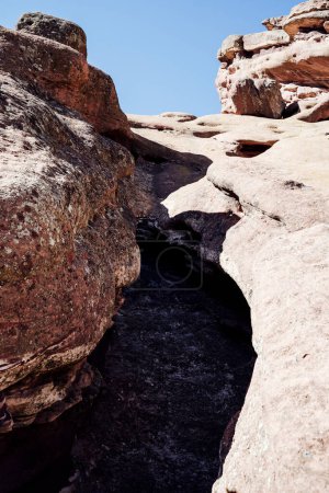 Foto de Vista de la Formación Rock desde Abajo Contra el Cielo Azul Claro - Imagen libre de derechos