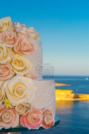 Téléchargez les photos : Gâteau de mariage avec fond marin - en image libre de droit