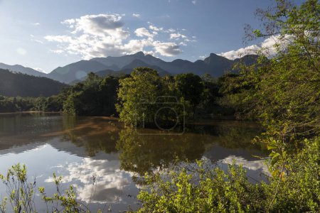 Foto de Hermoso paisaje de montañas de selva atlántica y lago salvaje dentro del estado de Río de Janeiro, Brasil - Imagen libre de derechos